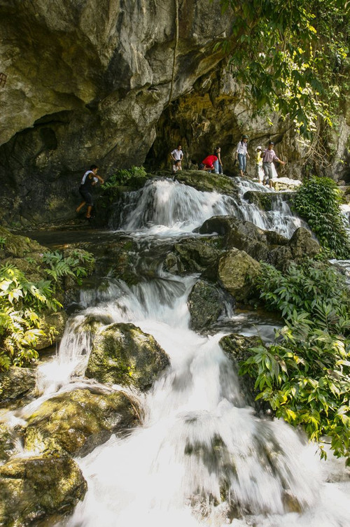 Mo Ga Stream is an alluring place for tourists to hide away from the summer heat. (Photo: Tung Duong)