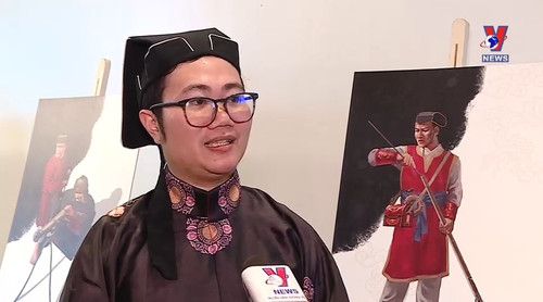 Dong Nguyen, co-author of 'Loi Dong, Tinh Phi', speaks to the press about his latest book (Photo: vnews.gov.vn)