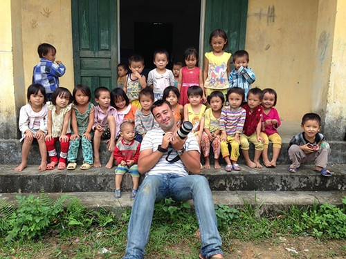 Réhahn Croquevielle poses for a group photo with Vietnamese children