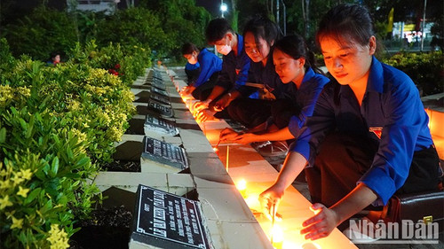 Youth union members hold candle-lighting ceremony to commemorate heroes and fallen soldiers at Dong Thap provincial cemetery on July 26, 2023 Youth union members hold candle-lighting ceremony to commemorate heroes and fallen soldiers at Dong Thap provincial cemetery on July 26, 2023