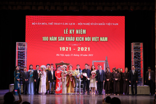 At the ceremony held in November 2021 by the Ministry of Culture, Sports and Tourism to celebrate 100 years of Vietnamese drama (Photo: bvhttdl.gov.vn)
