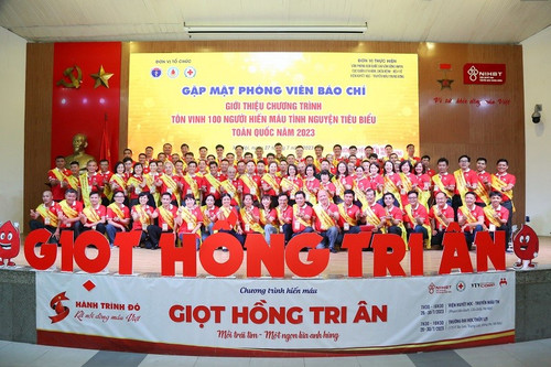 100 exemplary voluntary blood donors nationwide in 2023 honoured at a ceremony in Hanoi on July 27