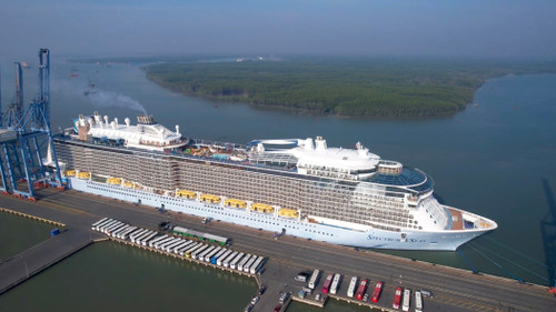Spectrum of the Seas, one of the world's top ten most luxurious cruise ships, has docked at Tan Cang-Cai Mep port in the central province of Ba Ria-Vung Tau from February 26-27. (Photo: baobariavungtau.com.vn) Spectrum of the Seas, one of the world's top ten most luxurious cruise ships, has docked at Tan Cang-Cai Mep port in the central province of Ba Ria-Vung Tau from February 26-27. (Photo: baobariavungtau.com.vn)