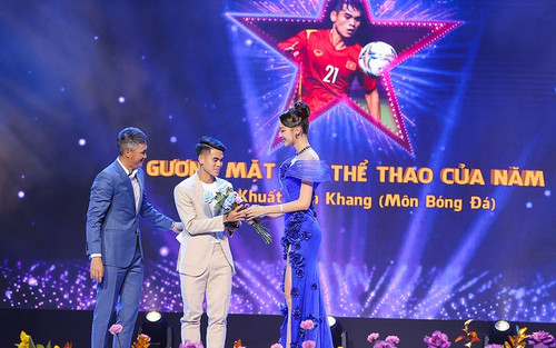 Football player Khuat Van Khang receives the Young Athlete of the Year prize Football player Khuat Van Khang receives the Young Athlete of the Year prize