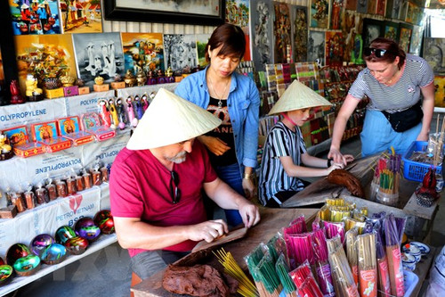 Foreign visitors try their hands at making incense sticks (Photo: VNA) Foreign visitors try their hands at making incense sticks (Photo: VNA)