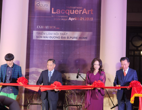 Delegates cut the ribbon to open the exhibition (Photo: NDO/Thu Hang)