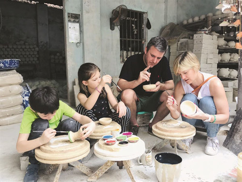 Tourists discover the traditional culture and lifestyle of the local people in Bat Trang pottery village in Hanoi. (Photo courtesy of the Bat Trang Tourism Company) Tourists discover the traditional culture and lifestyle of the local people in Bat Trang pottery village in Hanoi. (Photo courtesy of the Bat Trang Tourism Company)
