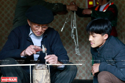 Mua Se Sinh has been carving silver for more than half a century. (Photo: Vietnam Pictorial) Mua Se Sinh has been carving silver for more than half a century. (Photo: Vietnam Pictorial)