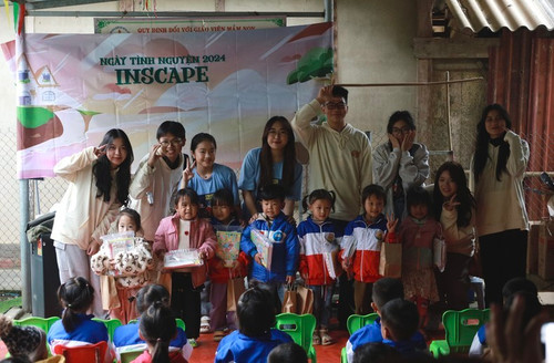 Members of the Stripped Project present gifts to disadvantaged children in Tuyen Quang Province. Members of the Stripped Project present gifts to disadvantaged children in Tuyen Quang Province.