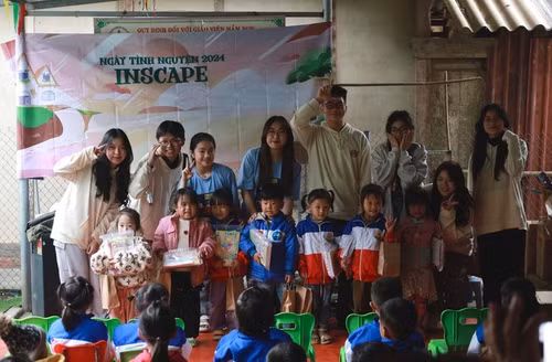 Members of the Stripped Project present gifts to disadvantaged children in Tuyen Quang Province. Members of the Stripped Project present gifts to disadvantaged children in Tuyen Quang Province.