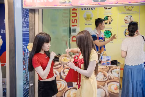 Young people enjoy exploring the culinary paradise at Vui Fest