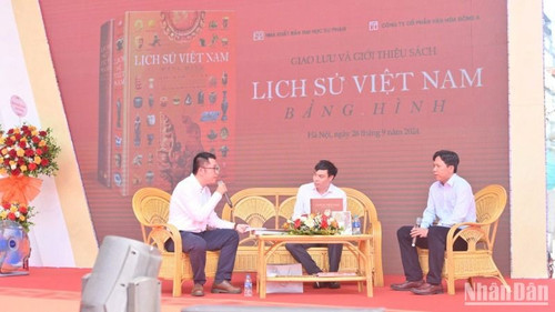 At a seminar introducing a book series entitled ‘Lich Su Viet Nam Bang Hinh’ (History of Vietnam in Pictures) At a seminar introducing a book series entitled ‘Lich Su Viet Nam Bang Hinh’ (History of Vietnam in Pictures)
