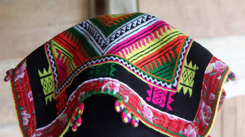 The decorative layout on the Pieu scarf illustrates the harmonious combination of colours and patterns.