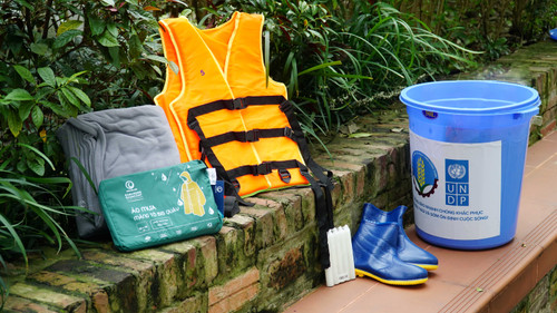 These kits include water buckets, rain boots for adults and children, blankets, medicine, sanitary pads, whistles, and other essential supplies. (Photo: UNDP in Vietnam)