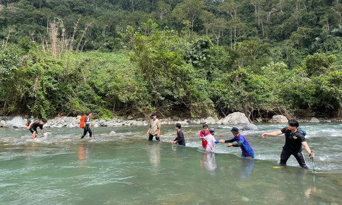 Visitors to the grassland can immerse themselves in the cool stream and experience fishing (Photo: VnExpress)