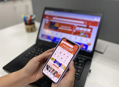 Along with the online shopping trend, there was an increase in trade fraud and risks to consumers, including fake and poor-quality products. (Photo: nld.com.vn)