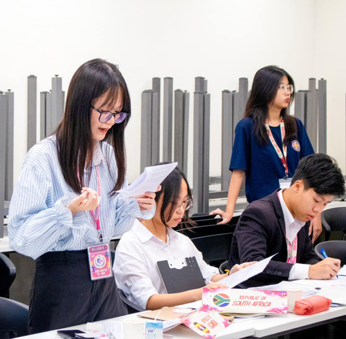 The event opens the door for young people to express their views and knowledge on the increasingly complex real-life problems facing the world. (Photo: Hanoi Model United Nations Organisation) The event opens the door for young people to express their views and knowledge on the increasingly complex real-life problems facing the world. (Photo: Hanoi Model United Nations Organisation)