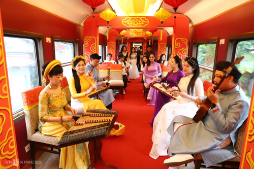 Passengers enjoy a traditional music performance on the high-quality tourist train service ‘Connecting Heritages in Central Region’ (Photo: VnExpress) Passengers enjoy a traditional music performance on the high-quality tourist train service ‘Connecting Heritages in Central Region’ (Photo: VnExpress)