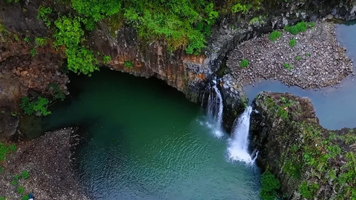 At the foot of the waterfall is a large, quiet and cool lake, creating a peaceful space amidst nature. (Photo: congluan.vn)
