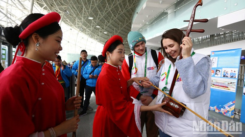 Liza trying to play a Vietnamese instrument under the instruction of artists from the Vietnam Music and Dance Theatre. Liza trying to play a Vietnamese instrument under the instruction of artists from the Vietnam Music and Dance Theatre.