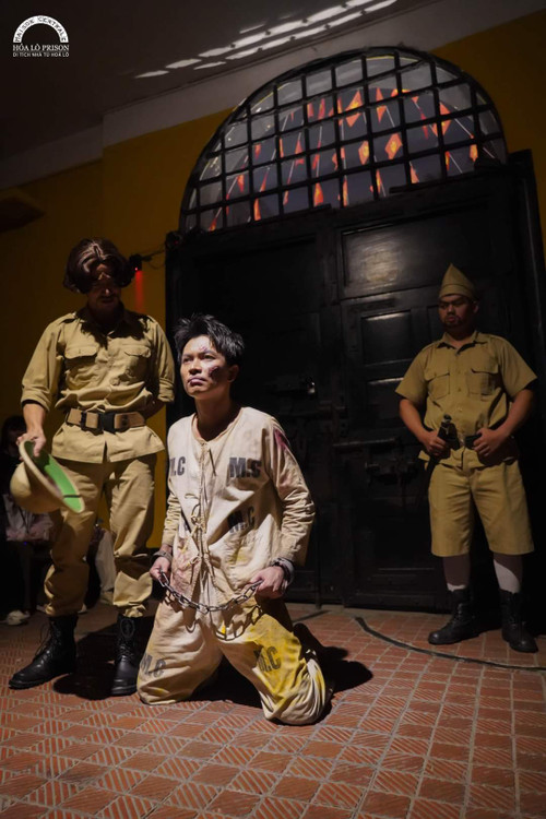 A short stage play recalls the hardships, resolute resilience and patriotism of Hoa Loa prisoners. (Photo: Hoa Lo Prison Relic) A short stage play recalls the hardships, resolute resilience and patriotism of Hoa Loa prisoners. (Photo: Hoa Lo Prison Relic)