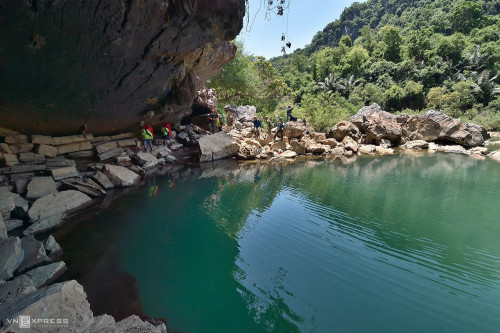 On the way to Tien cave, visitors will pass through a “bottomless” lake (Photo: VnExpress) On the way to Tien cave, visitors will pass through a “bottomless” lake (Photo: VnExpress)
