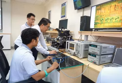 Scientists must take a new approach by deeply engaging with practical production (Photo: VNA)