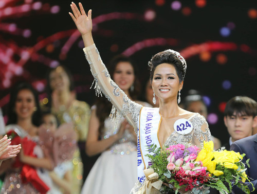 H'Hen Nie was crowned Miss Universe Vietnam 2017 (Photo: thanhnien.vn) H'Hen Nie was crowned Miss Universe Vietnam 2017 (Photo: thanhnien.vn)