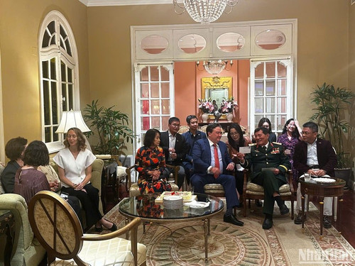 Representatives from the Vietnam National Space Centre, Hero Pham Tuan, and US Ambassador to Vietnam Marc Knapper watch the NS-31 mission at a live viewing event at the US Ambassador’s residence.