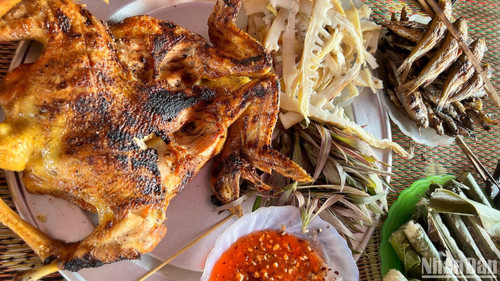 Visitors to Na Khuong Village can taste specialties of Thai cuisine such as grilled chicken, bitter bamboo shoots, stream fish, and rice cooked inside bamboo tubes. Visitors to Na Khuong Village can taste specialties of Thai cuisine such as grilled chicken, bitter bamboo shoots, stream fish, and rice cooked inside bamboo tubes.