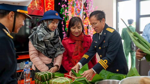 Making 'chung' cakes at Radar Station 550 of Regiment 351 Making 'chung' cakes at Radar Station 550 of Regiment 351
