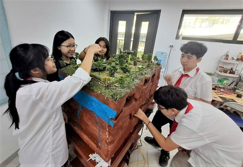 The model was initiated and created by five students in grades 8 and 9 from Cau Giay Secondary School in Ha Noi (Photo: Le Duy) The model was initiated and created by five students in grades 8 and 9 from Cau Giay Secondary School in Ha Noi (Photo: Le Duy)