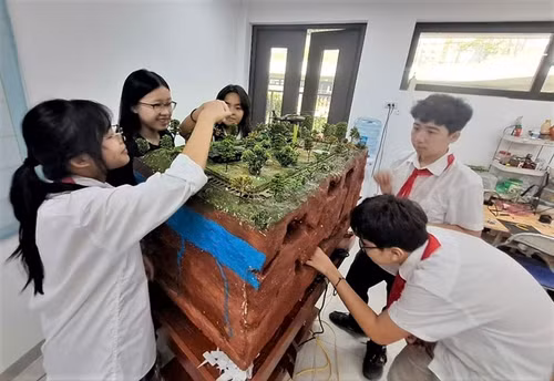 The model was initiated and created by five students in grades 8 and 9 from Cau Giay Secondary School in Ha Noi (Photo: Le Duy)