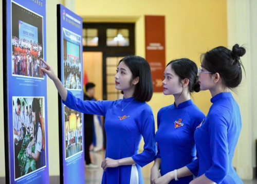 Delegates visit a photo exhibition on exchange and cooperation activities between youth unions of Vietnam and China (Photo: VNA)
