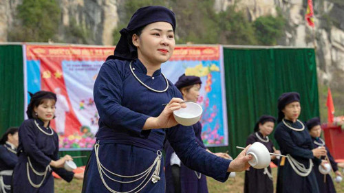 A performance of the traditional bowl dance at a community-based tourism site in Nam Cuong Commune, Cho Don District. (Photo: NONG VUI)