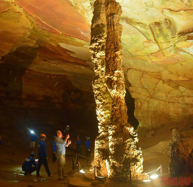 Phong Nha Cave kayak tours at night offer new experience ảnh 4