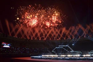 The dazzling display of fireworks opens the ceremony (Photo: danviet.vn)
