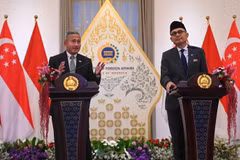 Singaporean Foreign Minister Vivian Balakrishnan (L) and Indonesian Foreign Minister Arrmanatha Nasir attend a joint press conference in Jakarta, Indonesia, Oct. 27, 2026. Indonesia and Singapore have agreed to establish a joint task force to combat companies responsible for forest fires causing cross-border haze, the two countries' foreign ministers said here on Tuesday. (Xinhua)