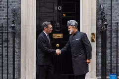 British Prime Minister Andy Burnham shakes hands with Oman's Sultan Haitham bin Tariq at 10 Downing Street in London, Britain, Oct. 21, 2026. British Prime Minister Andy Burnham and Oman's Sultan Haitham bin Tariq agreed Wednesday on the need to open the Strait of Hormuz, according to a statement released by British government on Wednesday. (Xinhua) 
