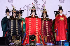 Models present traditional costumes during the 2026 Jongno Hanbok Festival at the Gwanghwamun Square in Seoul, the Republic of Korea, on Sept. 12, 2026. The festival ran from Sept. 11 to 12 in Seoul. (Photo: Xinhua)