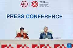  AIIB President Zou Jiayi (L) meets the press during the 11th annual meeting of the Board of Governors of the Asian Infrastructure Investment Bank (AIIB) in Doha, Qatar, on Sept. 28, 2026. The AIIB Monday opened its 11th annual meeting of the Board of Governors in Doha, Qatar, bringing together governors, senior officials, clients, partners and stakeholders under the theme "Tomorrow's Infrastructure: Impact and Innovation." (Photo: Xinhua)