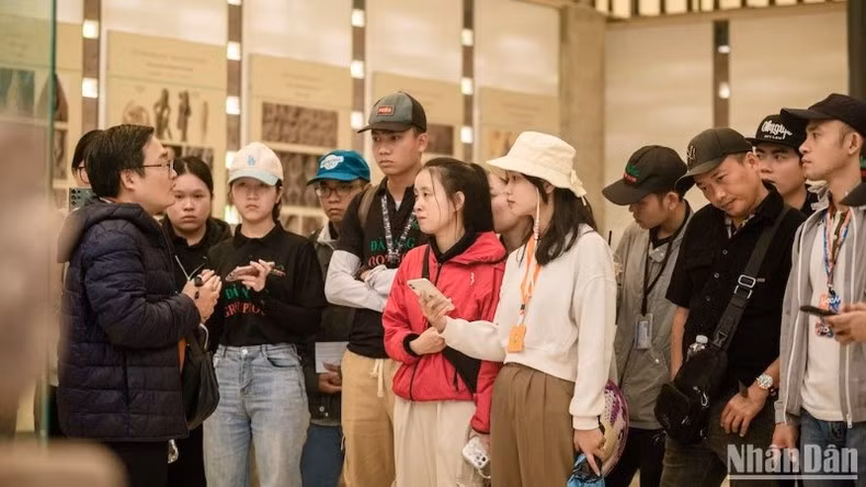A tour guide training session organised by Vodatours on March 23 with instruction from Vo Van Anh, Chairman of the Da Nang Tour Guide Association. (Photo: ANH DAO)
