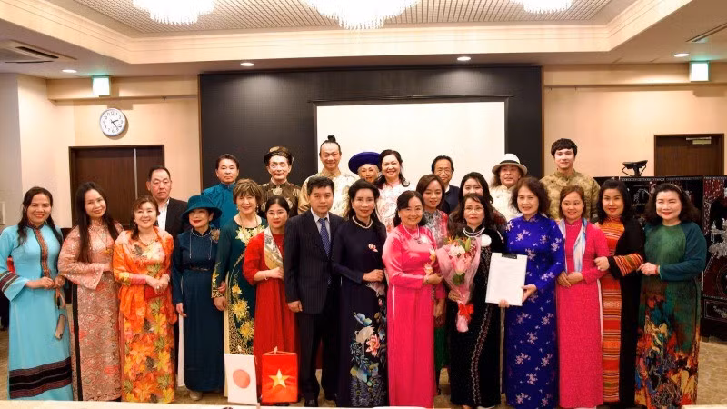 Representatives of the Vietnamese Ao Dai Heritage Club posed for commemorative photos with officials from the Vietnamese Embassy in Japan.