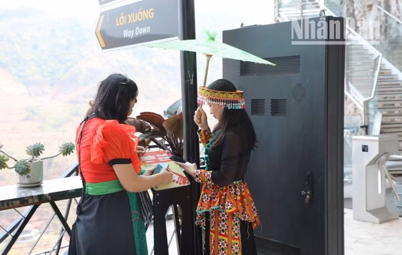 NFC Chip-Enabled Signs at Bach Long Glass Bridge and Than Bird Cave