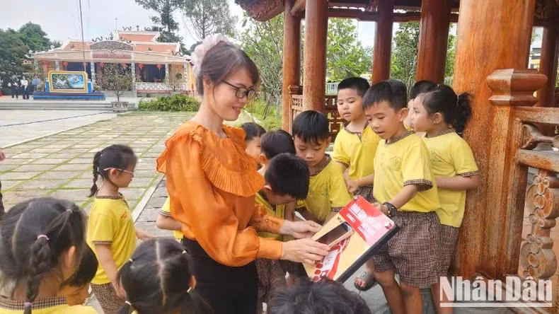 At these sites, visitors only need to place their smartphone with an internet connection close to the NFC chip-enabled board as instructed. The screen will automatically link to the "Love Vietnam So Much" website.