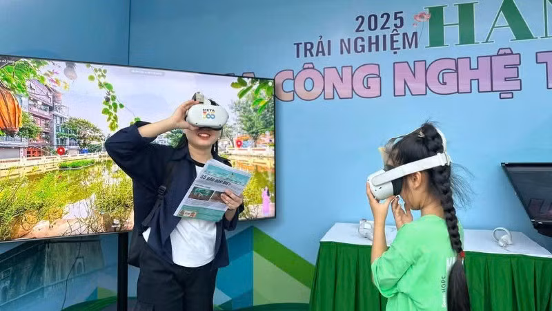 Visitors Experience Virtual Reality Tours of Ha Noi
