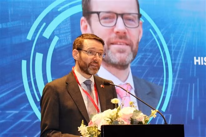 UK Ambassador to Vietnam Iain Frew speaks at the event. (Photo: VNA)