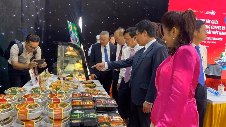 Authentic Vietnamese meals and drinks to be widely served onboard trains