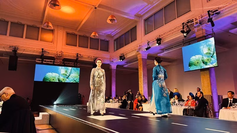An Ao dai fashion performance at the event. (Photo: Viet Nam National Authority of Tourism)