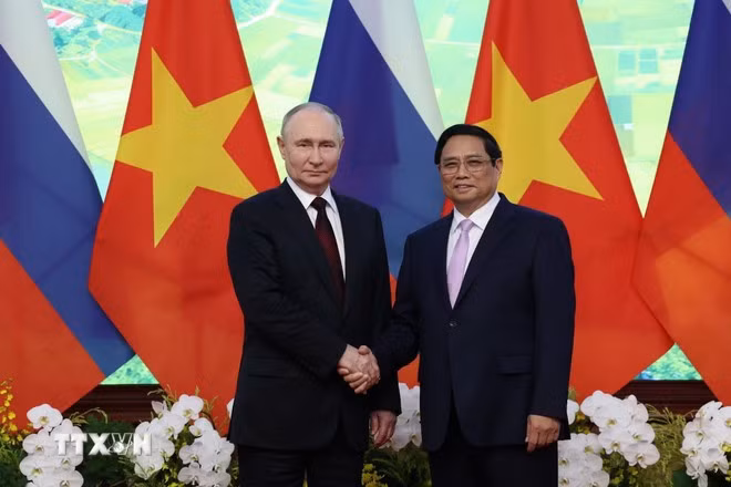 Prime Minister Pham Minh Chinh (R) meets with Russian President Vladimir Putin in Ha Noi on June 20, 2024. (Photo: VNA)